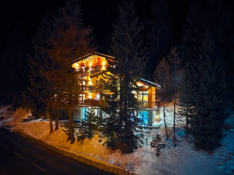 vue extérieure de nuit du chalet du Bois Melay la plagne Savoie France