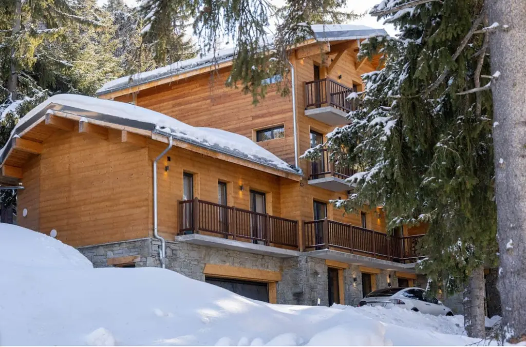 Chalet du Bois Melay et ses balcons sous la neige
