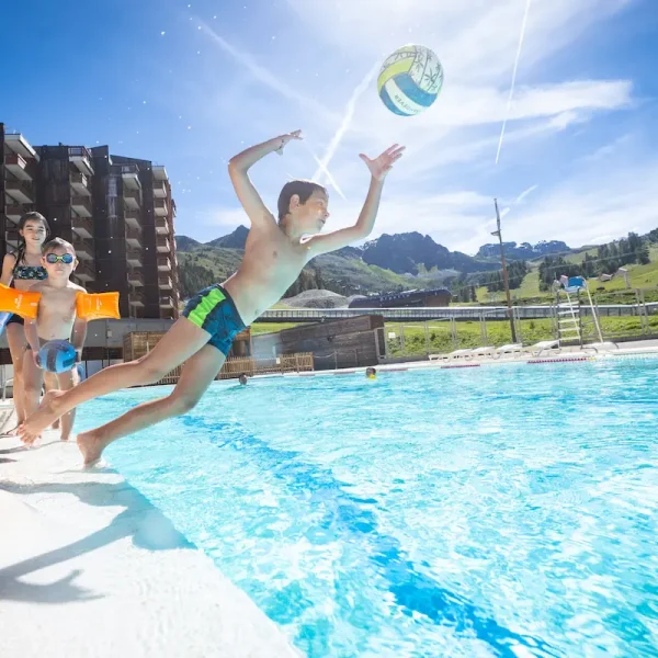 Les villages de la Plagne 17 piscine extérieure La Plagne Bellecôte