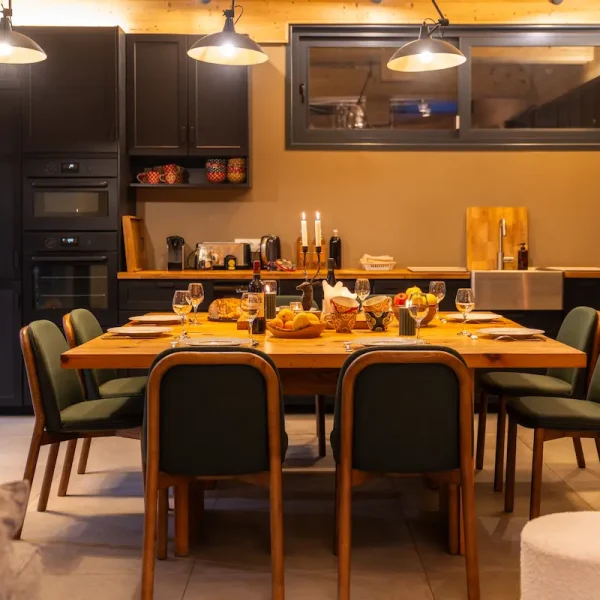 Espace repas et cuisine au chalet 4 catered chalet