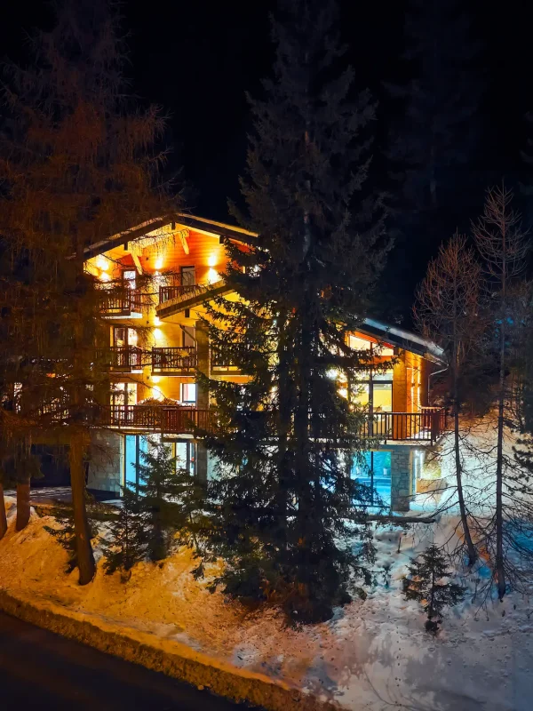 vue extérieure de nuit du chalet du Bois Melay la plagne Savoie France